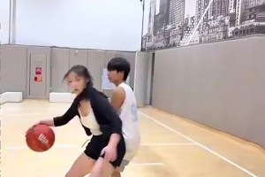 魅力很大！沃尔此前和一美女主持人一起同台，不断偷瞟对方