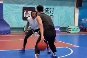 这手感无敌了！躺着都能把球投进去
