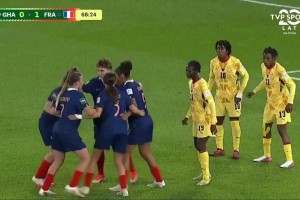 加纳U20女足球员看懵了！法国女足转圈圈战术破门