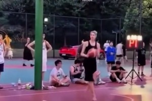 商务篮球？俄罗斯大妹子穿高跟鞋秀背后勾手+胯下运球