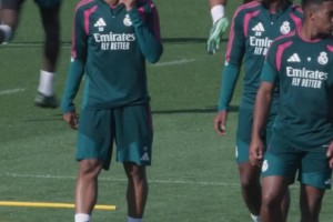 气氛组已上线！姆巴佩拉着迪奥曼德边走边聊，脸上笑容藏不住⚽