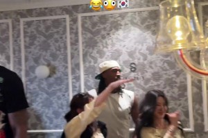 “这玩的真开心啊”霍华德与朋友现身韩国与韩国女生一起跳舞