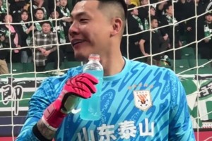 正装照！来看北京国安将帅在工人体育场拍摄全家福