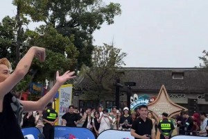 篮球功底很扎实 “歌手吴克群投篮也太准了”