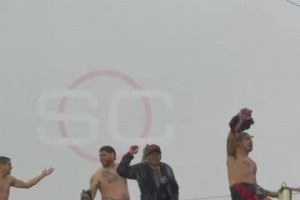 震撼！圣洛伦索球迷暴雨中为主队高歌助威
