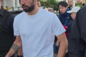 场上骂归骂，场下见了面谁不得叫B费一声大B哥