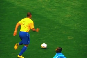 FIFA官方视频：当卡卡把球交给罗纳尔多…