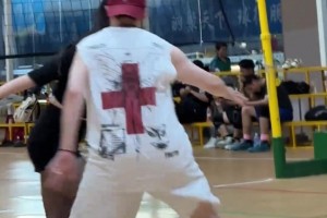 小姐姐穿黑丝光脚突破，真的不怕打滑吗？