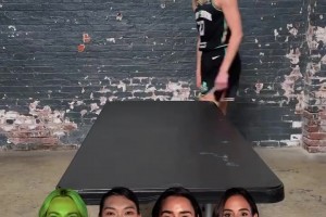 韩旭跟队友比乒乓球！用保龄球的玩法打乒乓球！