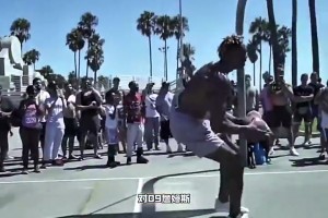 哈哈哈，这哥们盖完帽后，实在满场找女生吗？