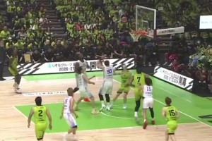 太可爱了！“小宝”李月汝跟队友的打招呼手势创意如何？
