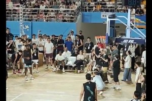 这是NBA球员的水平？拉塞尔去年中国行投三分频频打铁！