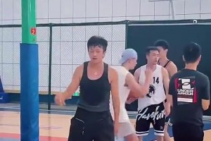 笑死！小姐姐做了多大的决心，才投出这一球啊