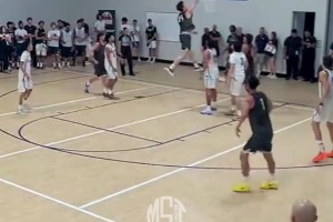 旅美小将张懿赵杰首秀砍下22分并在比赛奉献一记单手劈扣
