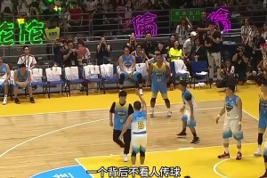 生抢主教练完成暴扣！训练结束后，小卡与达科1v1单挑
