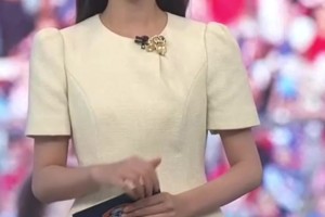 白色连衣裙可爱捏！清纯女主持蔡云咏独自主持天足