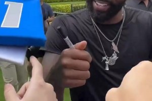 宠粉！欧文面带笑意给球迷签名+送拥抱，球迷狂呼我爱你