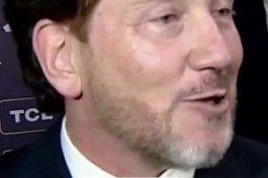 实拍：主裁判赛后掏出红黄牌当面送给梅西，梅西懵了一下