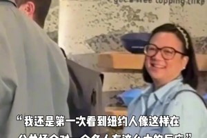 晚间比赛开打火箭首发五虎进行一些基本阵型的演练