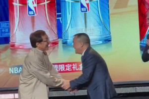 这才是顶流！肖华都得弯腰握手！成龙突然出现了NBA中国赛晚宴