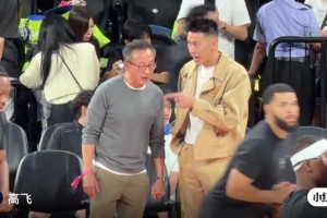 今日赛前，林书豪和篮网老板蔡崇信在场边交流了一番