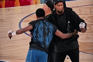 再见已是对手！欧文和杜兰特在NBA中国赛上相互致意