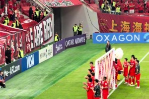 团结一心！实拍：亚冠赛后，遥远的武里南响起国安队歌