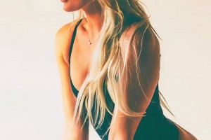 特朗普：男人都爱看坎宁安打球！曾客串UFC举牌女郎，身材绝了