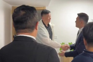 晚间将一起解说CBA揭幕战！杨鸣和杜锋在化妆间握手致意