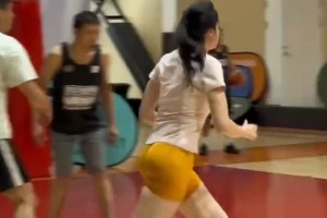 身为篮球爱好者，我将逐帧研究她的球技！