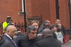 吓出表情包皇马专车抵达伦敦颁奖礼，街头险些撞上菲戈！