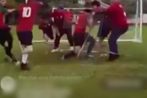 这…？阿根廷残疾人比赛中爆发冲突，两队球员挥拐杖互殴
