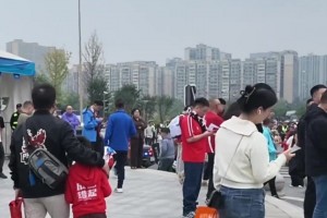 五星体育采访蓉城球迷：夺冠也没意义了，真的丢脸；不敢上网了