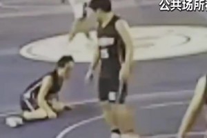 点赞靠谱！男子打篮球心脏骤停 球友们教科书式救助！