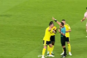 上前和主裁激烈争论！现场实拍C罗破门后被吹越位进球无效！