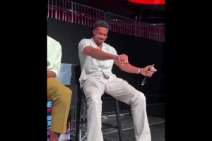 “唱、跳、Rap、篮球”结合！字母哥在热火季票会员答谢活动跳舞