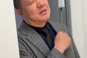 是有什么心事嘛 库里街头为球迷签名，感觉情绪不是很好