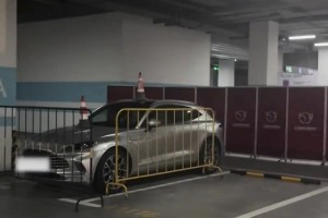 防守太严密了！刘若钒分享视频，座驾被蒋光太用围栏挡住