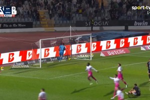 风险巨大！门将补时弃门参与角球进攻，遭对手反击破空门！
