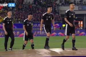 ”苏超“颁奖仪式，傅明等人获得裁判员纪念奖